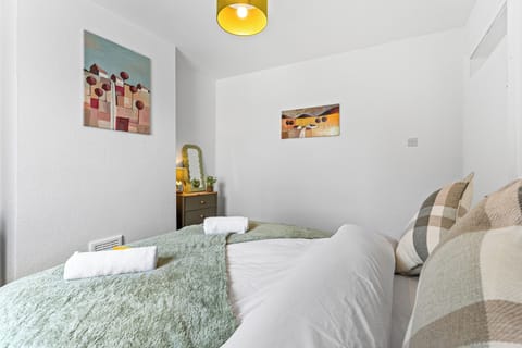 3 Bedroom House in Warrington Centre Sleeps 6 House in Warrington