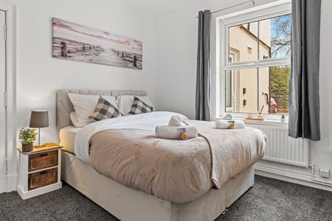 3 Bedroom House in Warrington Centre Sleeps 6 House in Warrington