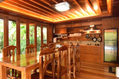 Full-size fridge, microwave, stovetop, coffee/tea maker