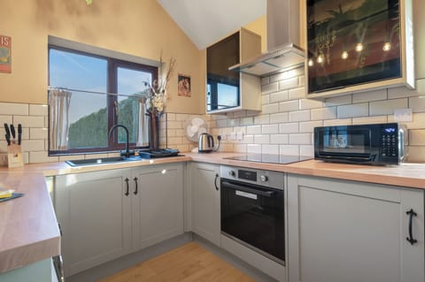 Cottage, 1 Bedroom, Non Smoking | Private kitchen | Full-size fridge, microwave, oven, stovetop