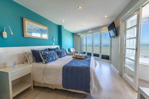 Suite, Non Smoking, Sea View | In-room safe, desk, WiFi (free)