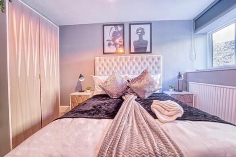 The Stylish Gem of Bath - Sleeps 10 House in Bath