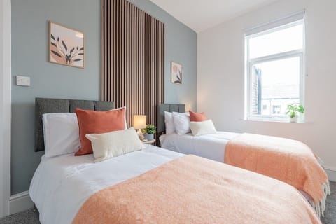 Comfort & Style in Salford - Sleeps 8 House in Salford