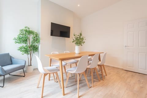Comfort & Style in Salford - Sleeps 8 House in Salford