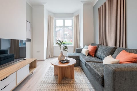 Comfort & Style in Salford - Sleeps 8 House in Salford