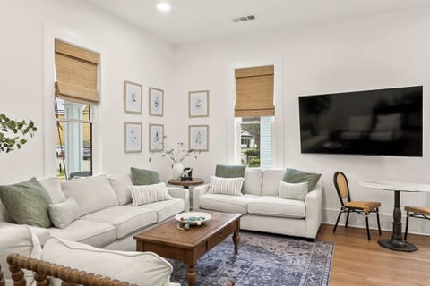 The Ivy Elephant- Prime Game-Day Walk to Bryant-Denny House in Northport