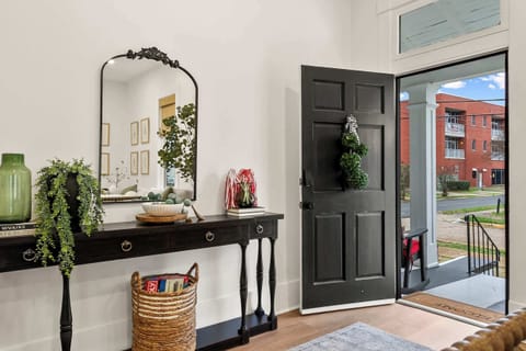 The Ivy Elephant- Prime Game-Day Walk to Bryant-Denny House in Northport