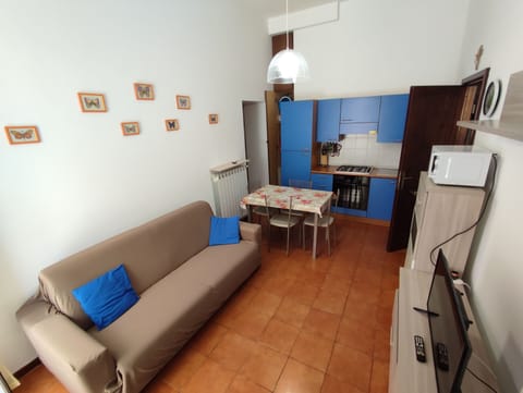 Nice apartment near the sea convenient to all services with parking space Apartment in Moneglia