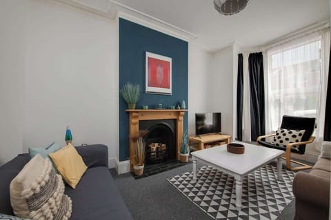 Relax and unwind with family in the cosy living area at Blue Puffin Stays Short Lets & Serviced Accommodation, with a comfy sofa perfect for quality time after a day of exploring.