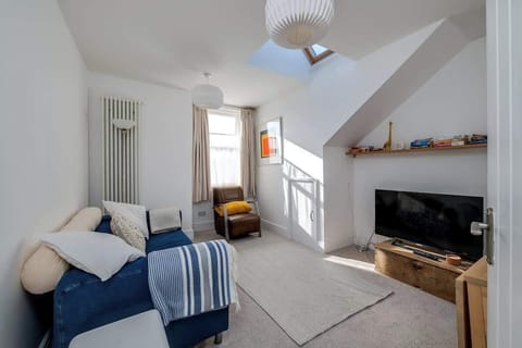 Relax and unwind with family in the cosy living area at Blue Puffin Stays Short Lets & Serviced Accommodation, with a comfy sofa perfect for quality time after a day of exploring.