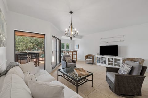 Bright 1 BR & 1.5 BA Villa in the Heart of Shleter Cove