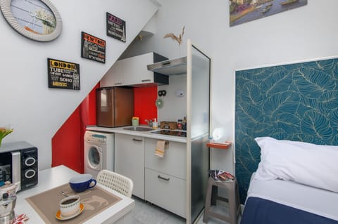 Classic Studio | Private kitchen | Mini-fridge, espresso maker, cookware/dishes/utensils, dining tables