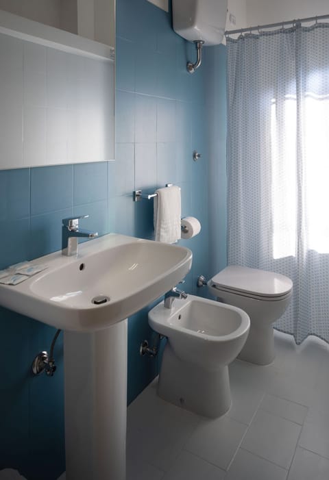 Economy Double Room, Ground Floor | Bathroom | Free toiletries, hair dryer, towels