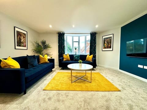 Incredible Large 3 Bedroom Apartment - Sleeps 8! Apartment in Poole