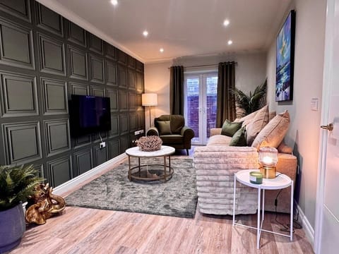 WOW! 4-Bed Home Newly Renovated! Great Location! House in Poole