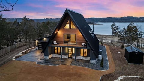 Take part in the perfect escape at Aframe At Beaver Lake! 