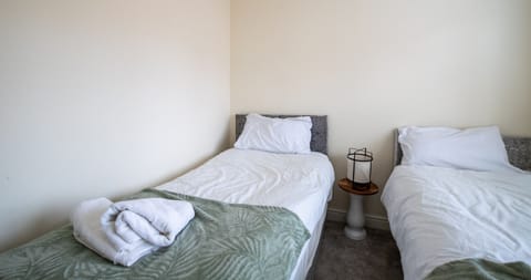 Cosy 4 Bed House Sleeps 8 - Wi-Fi Netflix Apartment in Kettering