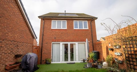 Cosy 4 Bed House Sleeps 8 - Wi-Fi Netflix Apartment in Kettering