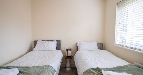 Cosy 4 Bed House Sleeps 8 - Wi-Fi Netflix Apartment in Kettering