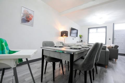 Horwich House | 2BR | Near Bolton Football Stadium House in England