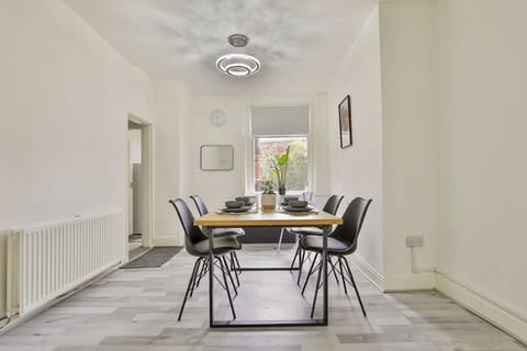 Hollins House | 2 BR | Near Manchester House in Oldham