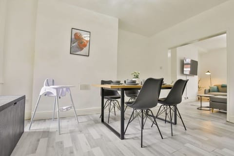 Hollins House | 2 BR | Near Manchester House in Oldham