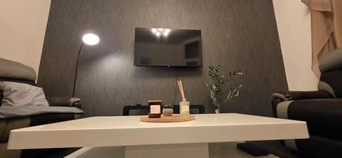 2 BR House, Sleeps 6, Odlham House in Oldham