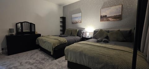 2 BR House, Sleeps 6, Odlham House in Oldham