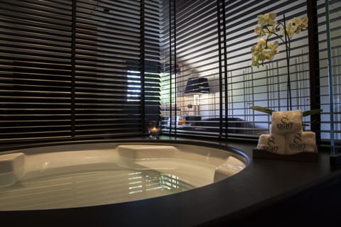 Junior Suite | Bathroom | Hair dryer, bathrobes, slippers, bidet