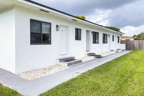 Unit 4 - Beautiful 1BR Apt w/Parking Near Biscayne Boulevard Apartment in Miami Shores