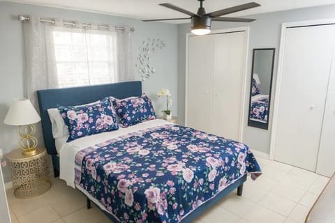 Blue Apartment-3 Miles to the Buccaneers Stadium Apartment in Egypt Lake-Leto