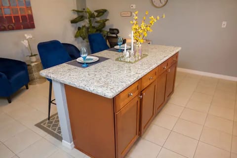 Blue Apartment-3 Miles to the Buccaneers Stadium Apartment in Egypt Lake-Leto