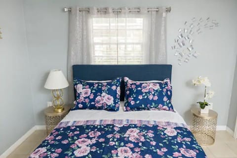 Blue Apartment-3 Miles to the Buccaneers Stadium Apartment in Egypt Lake-Leto