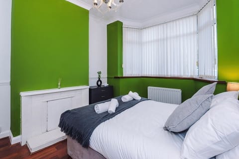 The Lyme Lounge- Stylish 3BR Retreat w/ Parking House in Newcastle-under-Lyme
