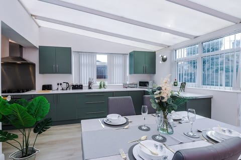 The Lyme Lounge- Stylish 3BR Retreat w/ Parking House in Newcastle-under-Lyme