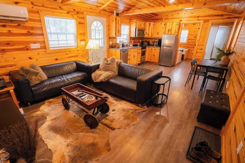 Living Room: Stylish leather seating and rustic charm await in this inviting space!