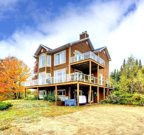 Vue d'ensemble du chalet entier.

La location de cette annonce correspond au condo du haut situé au 2e étage.