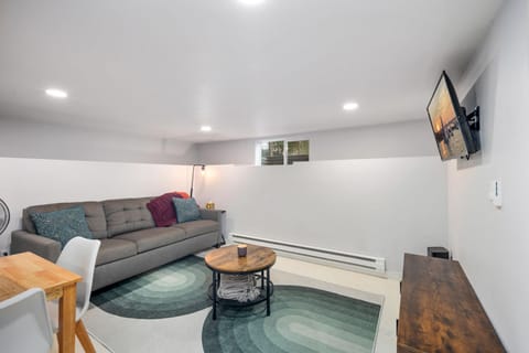 Mother-in-Law suite on Urban Homestead W/ Hot tub Apartment in Burien