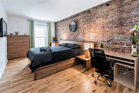 Superbe chambre avec mur de brique d'origine!