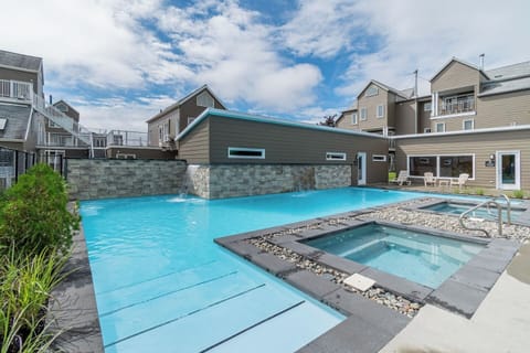 Gratuit sur le site même :
Piscine et spa extérieur chauffée à l'année.

En période estivale : parc aquatique, jeux d'eaux, piscines, etc.

Payants : Billard, arcades, golf intérieur et restaurant.