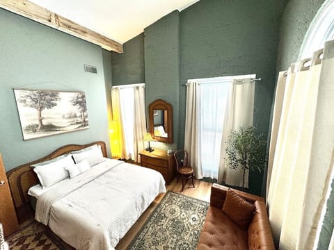 Downtown 3BR Historic Loft Suite Apartment in Mansfield