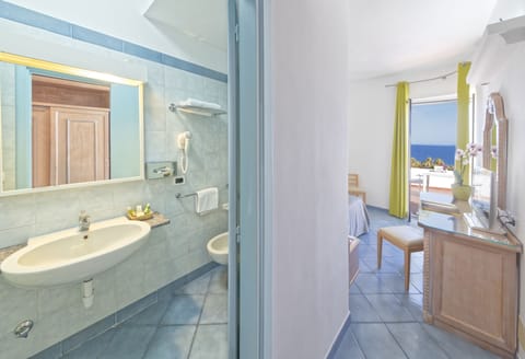 Single Room, 1 Twin Bed, Sea View | Minibar, in-room safe, desk, laptop workspace