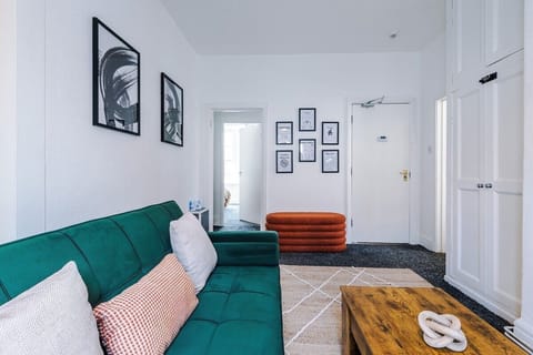 Modern 2-Bed, 2-Bath Home with Parking – Sleeps 5 House in South Derbyshire District