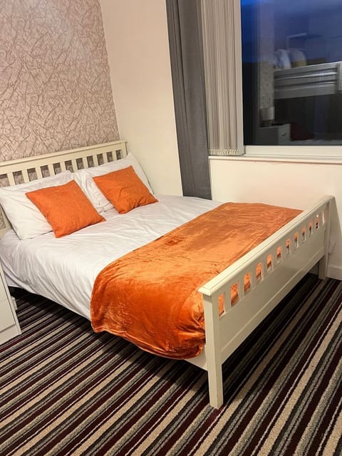 Spacious Group House – Winter Gardens – Sleeps 22 House in Blackpool