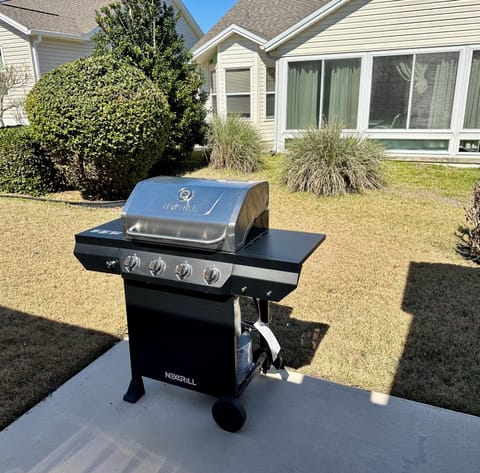 Walking to Mallory Golf Course and restaurant, 0.25 miles from the Mallory Pool House in The Villages