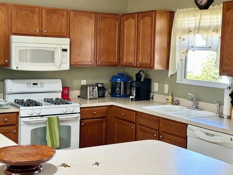 Walking to Mallory Golf Course and restaurant, 0.25 miles from the Mallory Pool House in The Villages