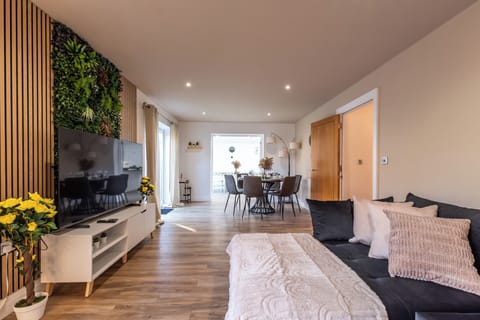 Open Mind Property- 6BR Home, Hot Tub & Free Parking House in Fareham District