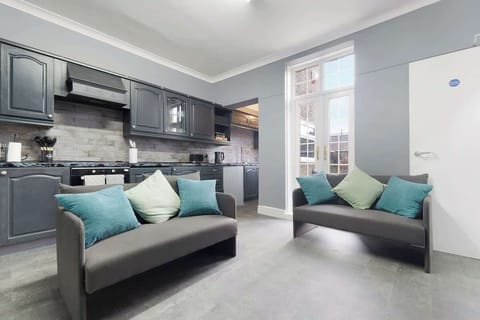 An open-plan living room equipped with a SMART TV with Netflix and a comfortable sofa to sit down and relax. 