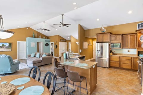 House, Multiple Beds, Hot Tub (Eagle Ridge Retreat) | Living area