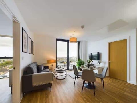 Spacious living room equipped with a 32-inch SMART TV with Netflix and plenty of space to sit down and relax.